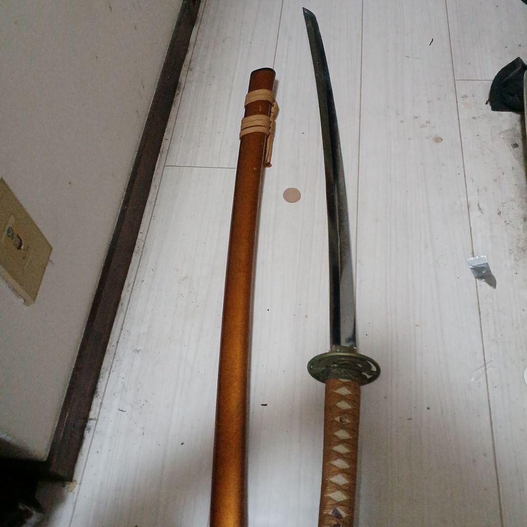 美しい刀 銀色刀身 金色鞘 模造刀