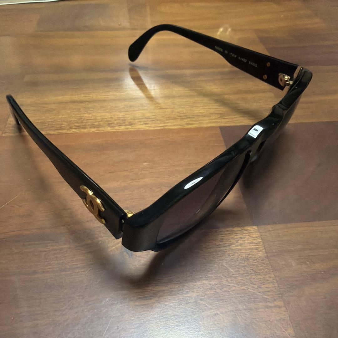 CHANEL ブラックサングラス ゴールドロゴ