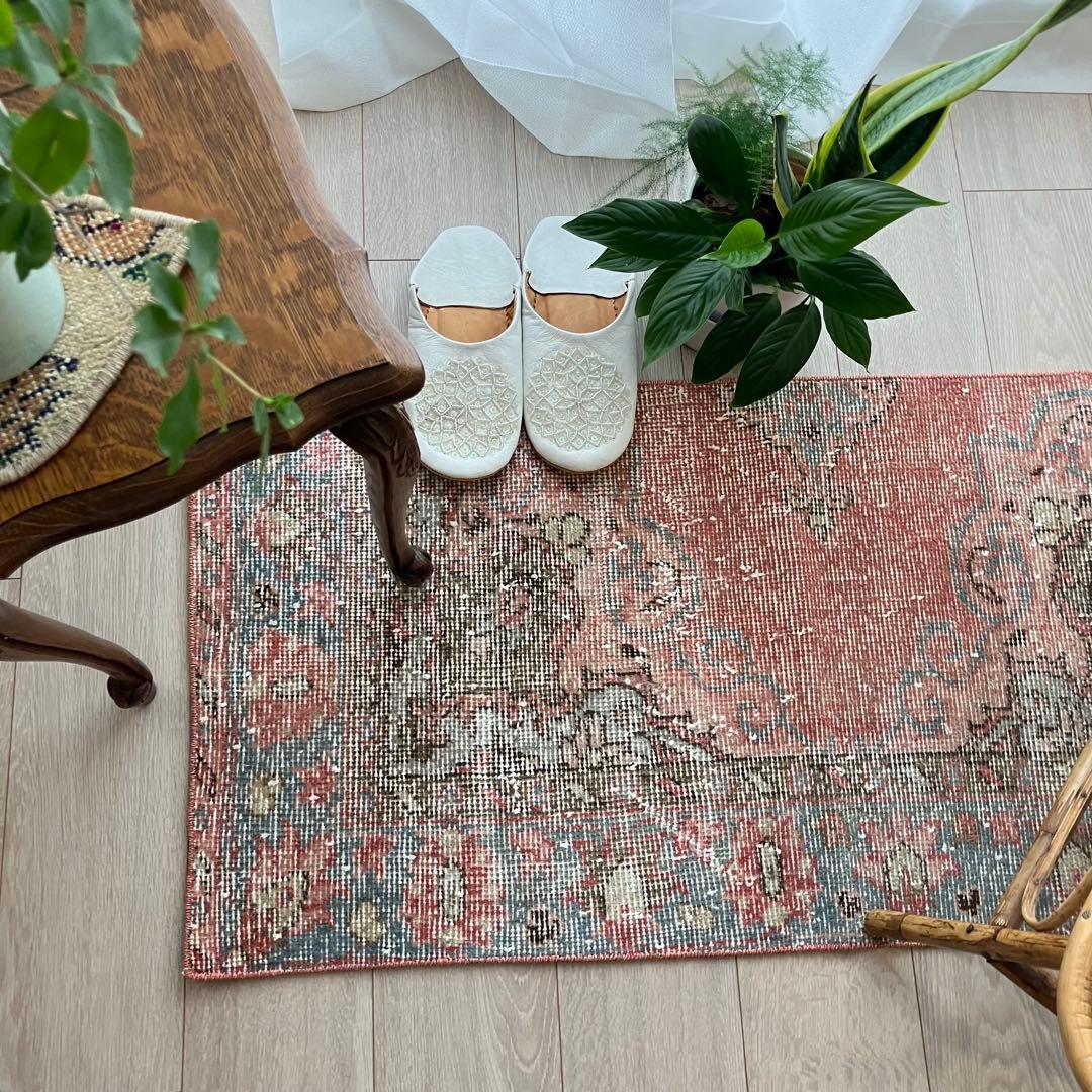 淡ピンクレッド✳︎50×110くすみブルーココの字フラワー　トルコヴィンテージラグ