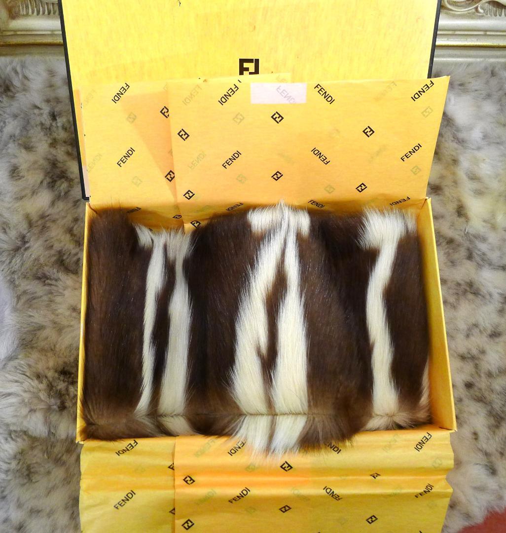 【FENDI】ブラウン＆ホワイト ウィーゼルFURスヌード未使用新品（専用箱付）