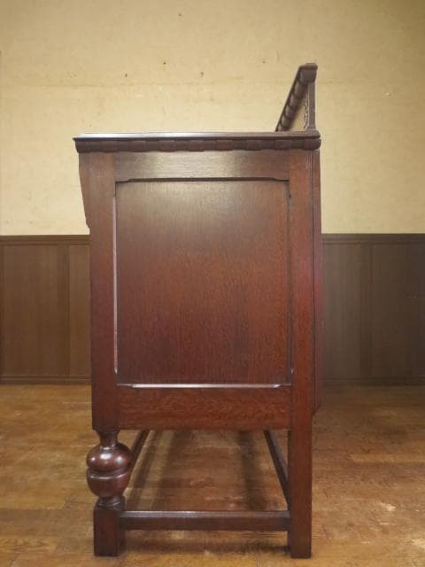 イギリス アンティーク オーク材 ブルボーズレッグ 彫刻 サイドボード 鍵付き