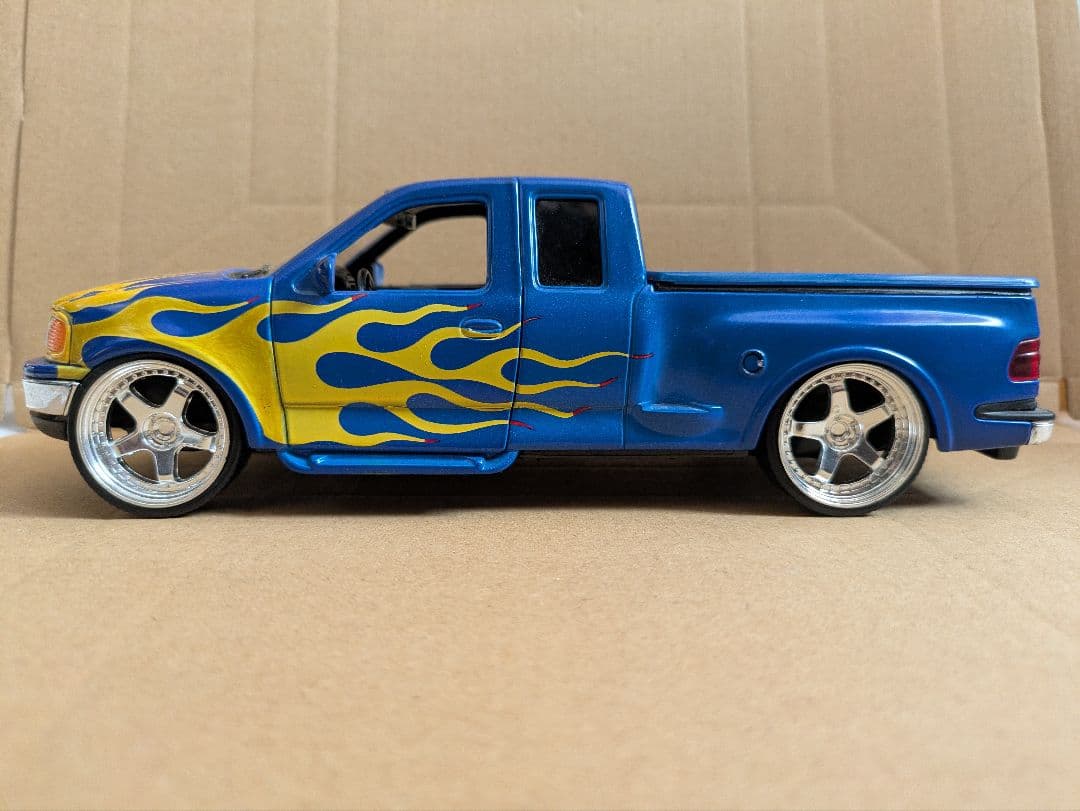 フォード F-150　フレアサイド・スーパーキャブ・ピックアップ　1/24