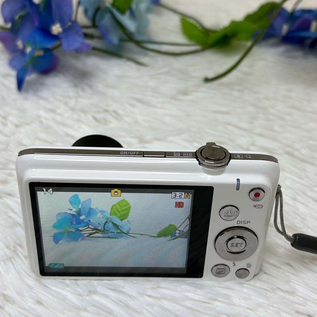 美品　CASIO カメラ　EX-Z770 充電器　ホワイト コンデジ　動作品