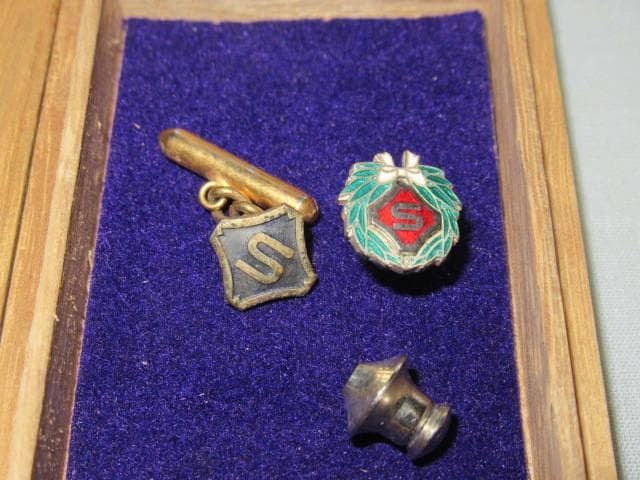 非売品1950年代◆『富士製鐵株式会社』純銀製 顕功績章略章と襟章2個 桐箱付