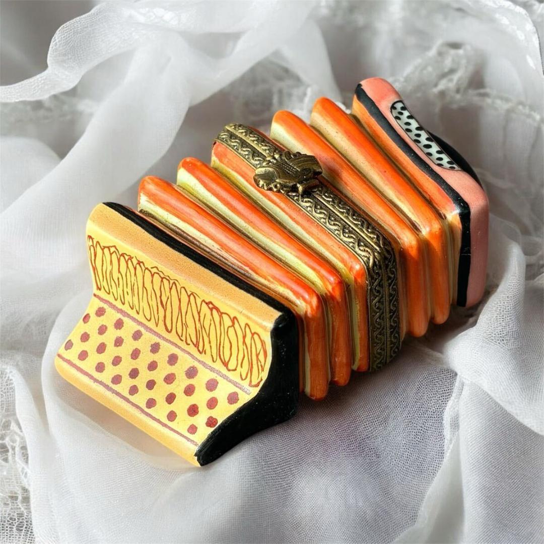 【心弾むアコーディオン】リモージュボックス 希少モチーフ 小物入れ ピルケース