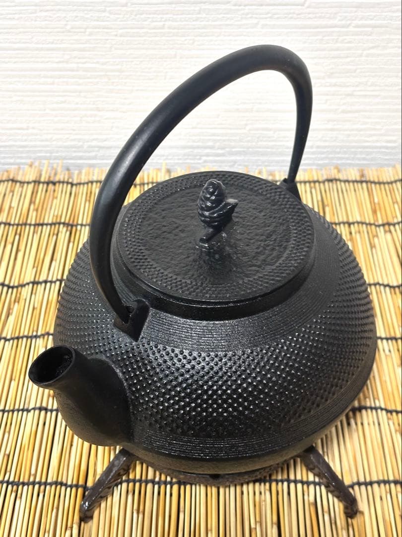 未使用品、供箱等付属品付　南部霞銘　南部池永造　２０型筋目アラレ　南部鉄瓶