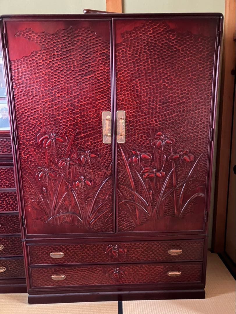 鎌倉彫の洋服箪笥