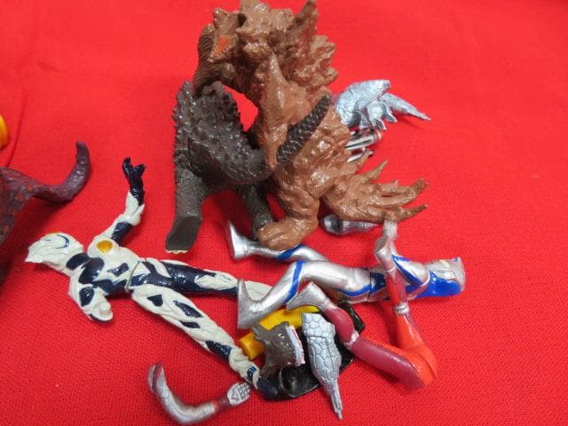 ア*ア様 8ee1411 大量!! ウルトラマン ソフビ フィギュア 75体以上