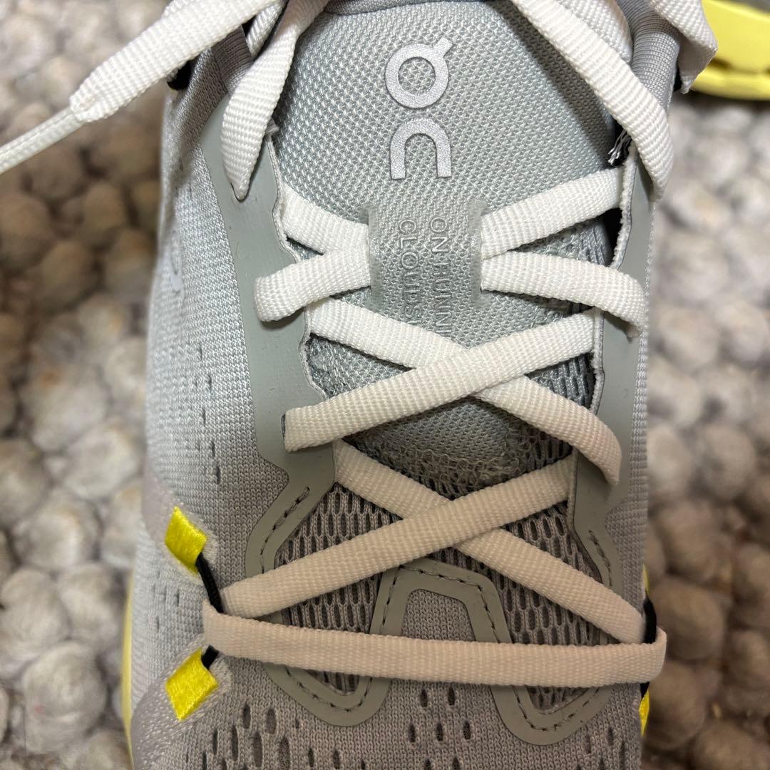 新品同様　on オン　Cloudsurfer 2 スニーカー　ライトグレー