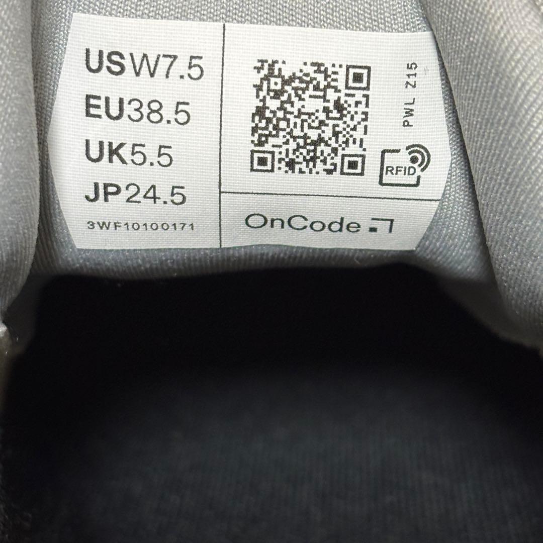 新品同様　on オン　Cloudsurfer 2 スニーカー　ライトグレー