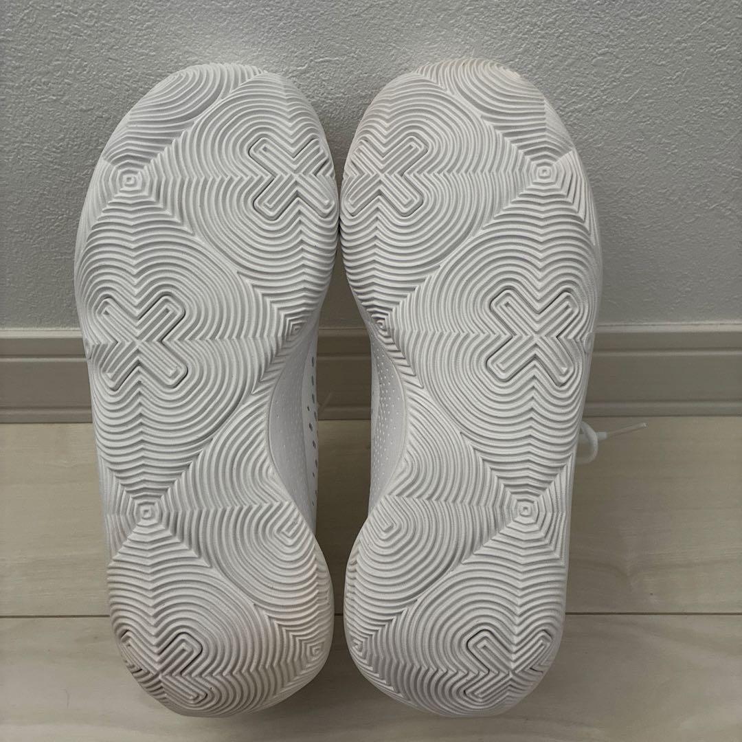 アンダーアーマー　新品　人気ホワイト　メンズ27.5cm