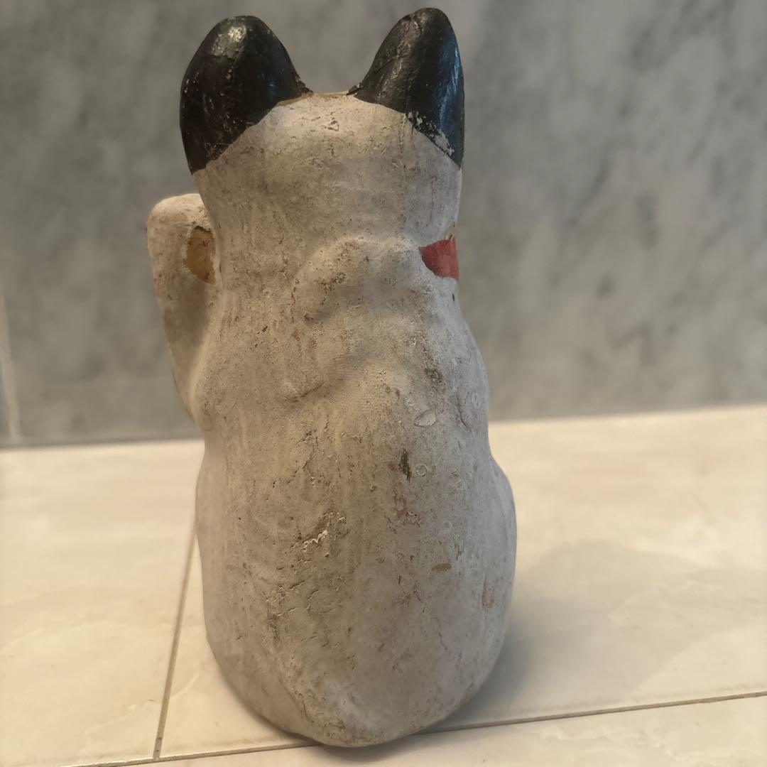 アンティーク三河土人形　手描きの美しい瞳やおヒゲ、色彩が美しい招き猫