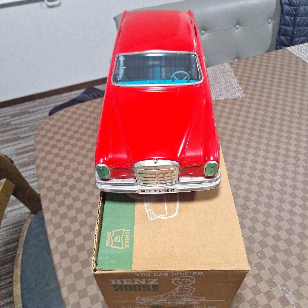 Mercedes-Benz 300SE レッド ミニカー 1/18