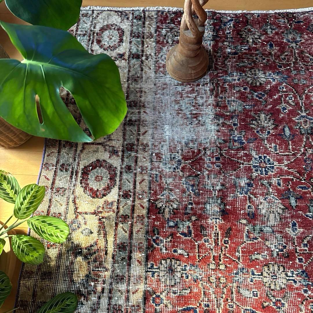 104×154 深みある赤色のボタニカル柄　擦れシャビー　トルコヴィンテージラグ