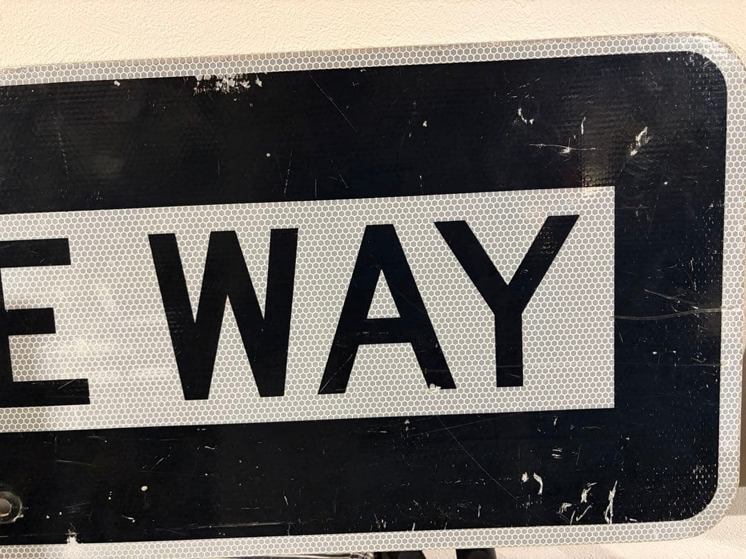 ONE WAY 交通標識 左矢印　アメリカヴィンテージ看板