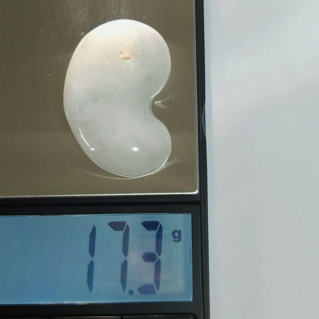 極上プレミアム・アイスジェイド・透明感抜群・艶美麗　糸魚川天然翡翠勾玉　X437