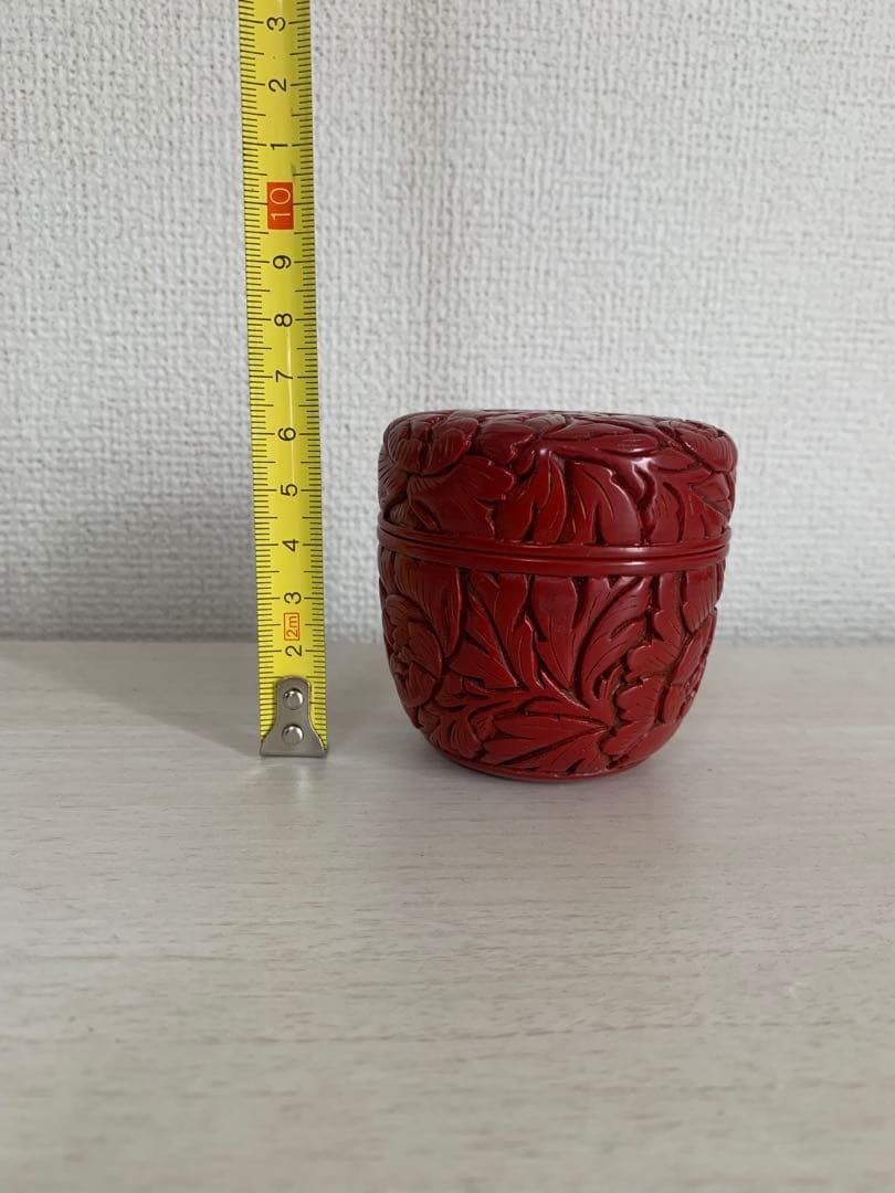 【朱塗中棗】山田泉山 作　牡丹唐草彫　伝統的工芸品(No.94606)シール付き