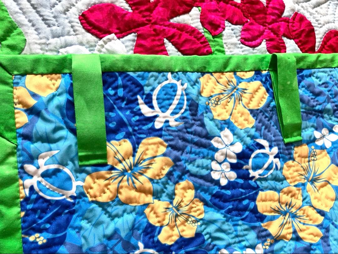 ハワイアンキルト　モンステラとプルメリア鯨の尻尾のタペストリー