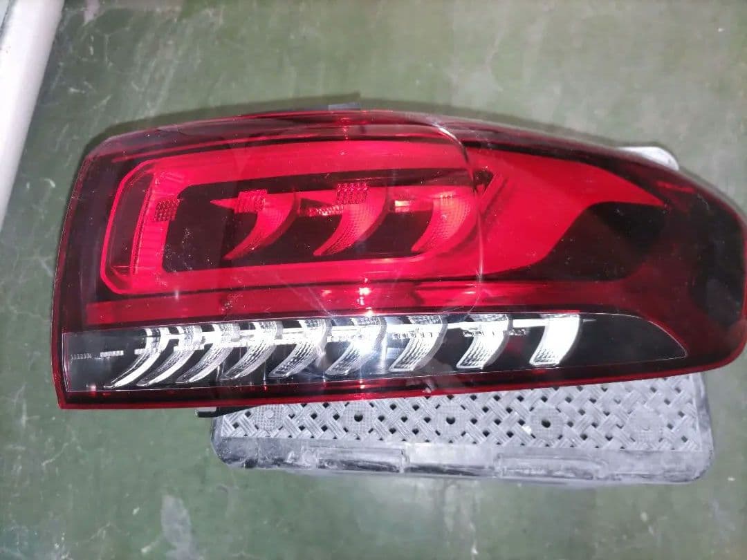 ベンツGLB 純正テールライト
