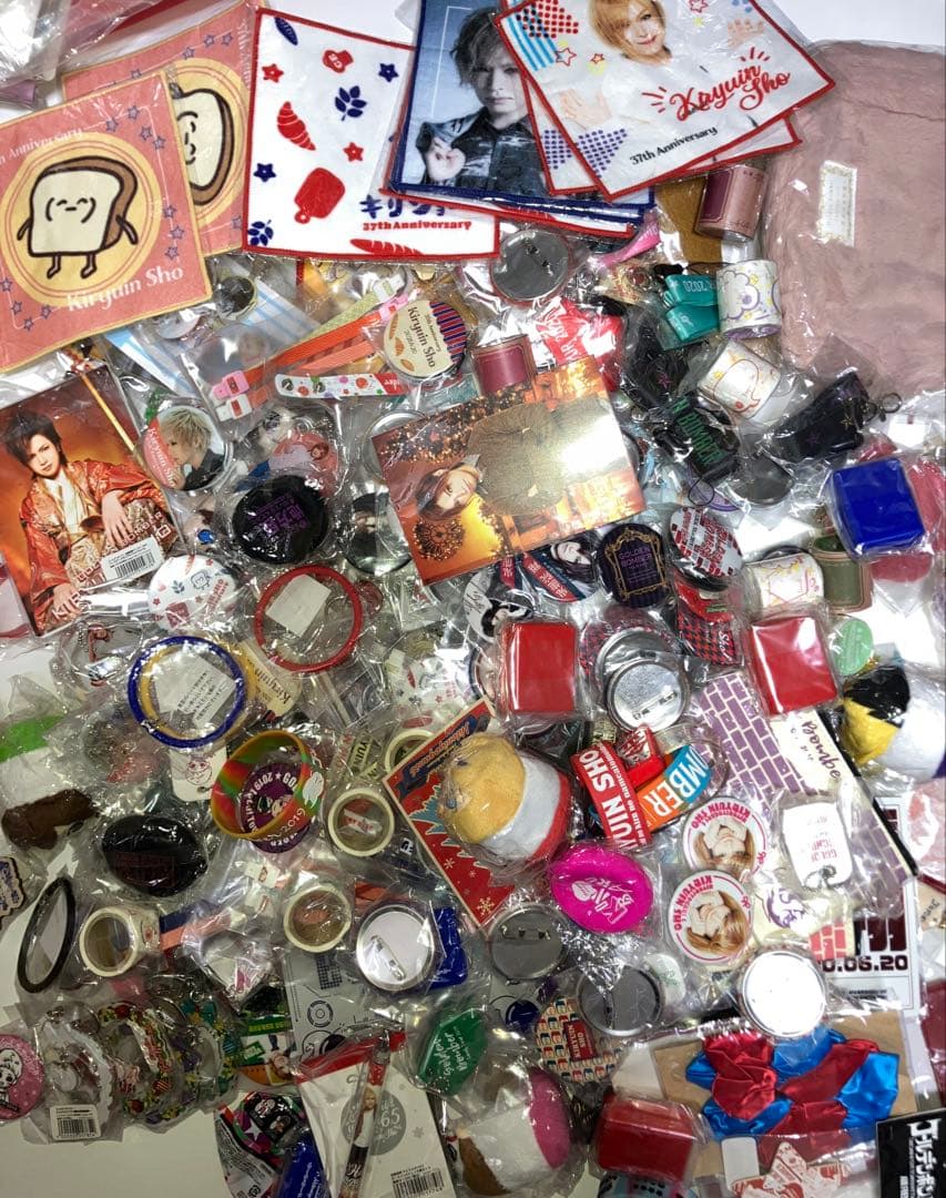 ゴールデンボンバー グッズたくさん大量セット バッジ アクスタ タオルなど