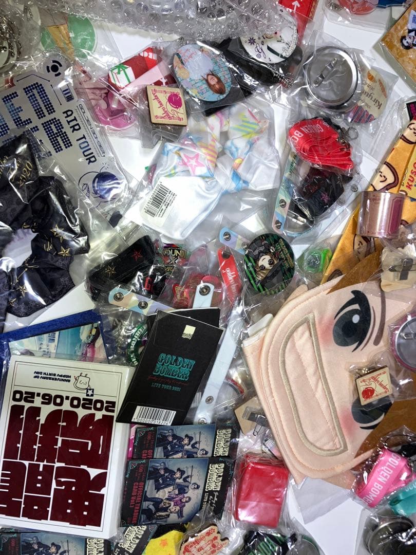 ゴールデンボンバー グッズたくさん大量セット バッジ アクスタ タオルなど