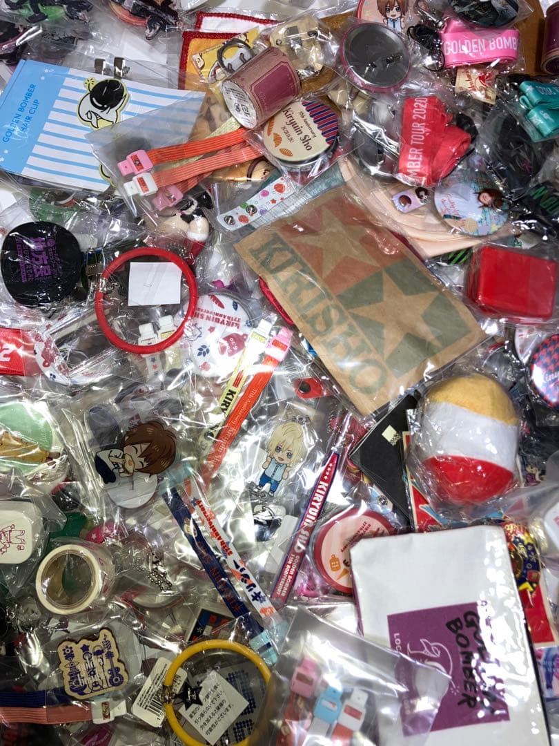ゴールデンボンバー グッズたくさん大量セット バッジ アクスタ タオルなど