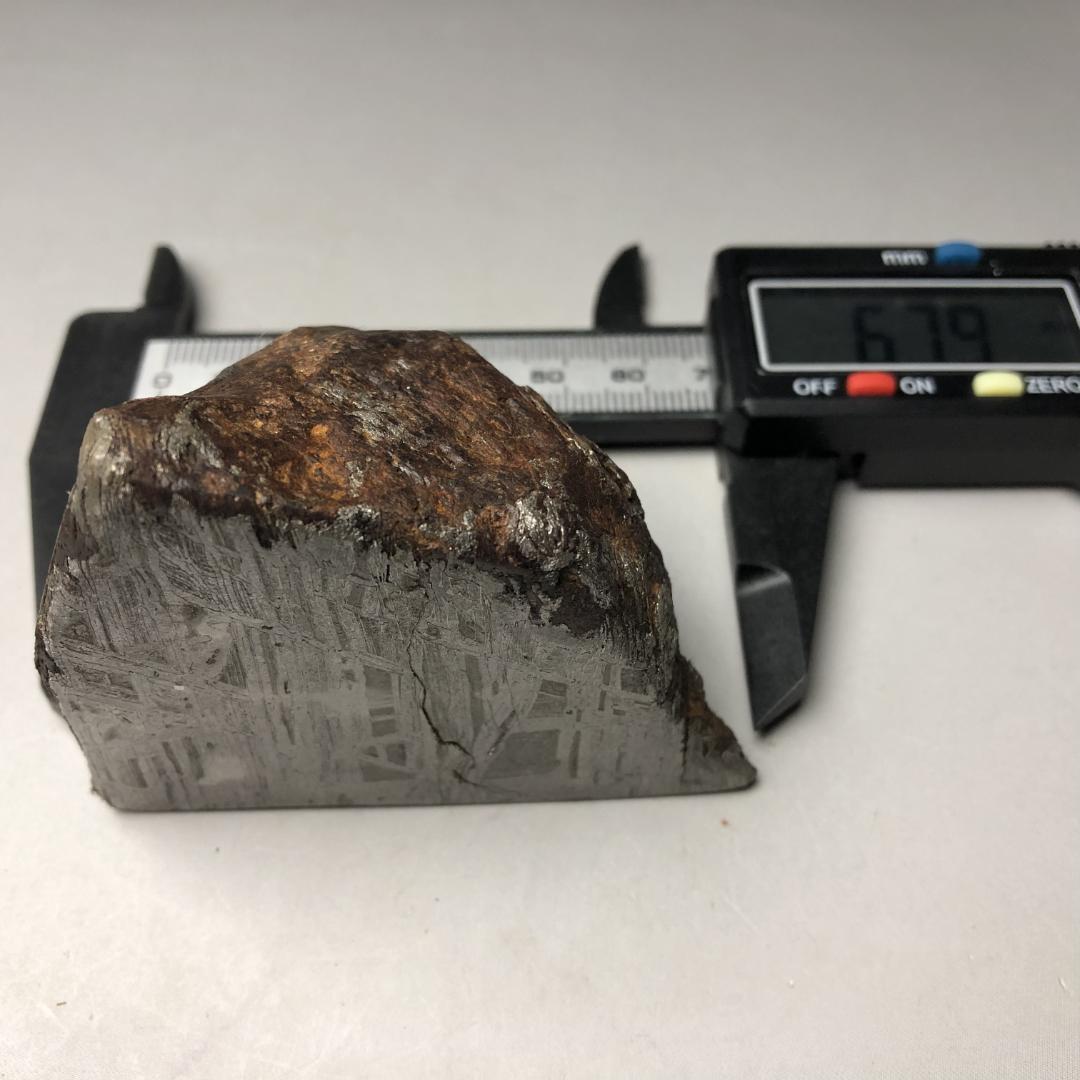 アルタイ隕石 鉄隕石　外皮付き隕石　エンドカット　原石　重さ約553ｇ
