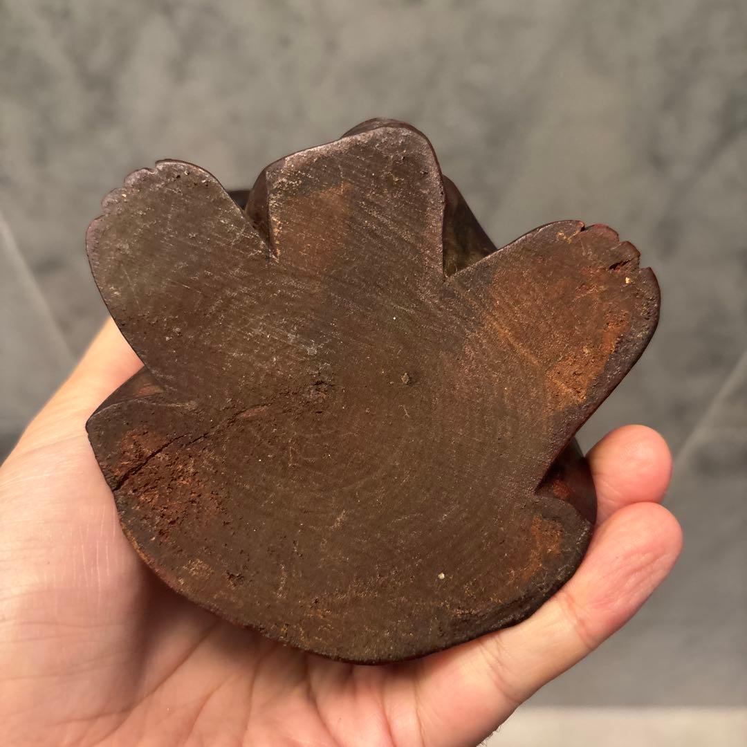 アンティーク平和的な笑顔で幸せやお金を招く一刀彫の布袋さんの猫の彫刻オブジェ