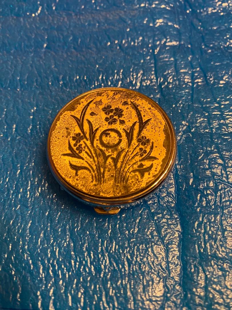 古いコンタクトケース