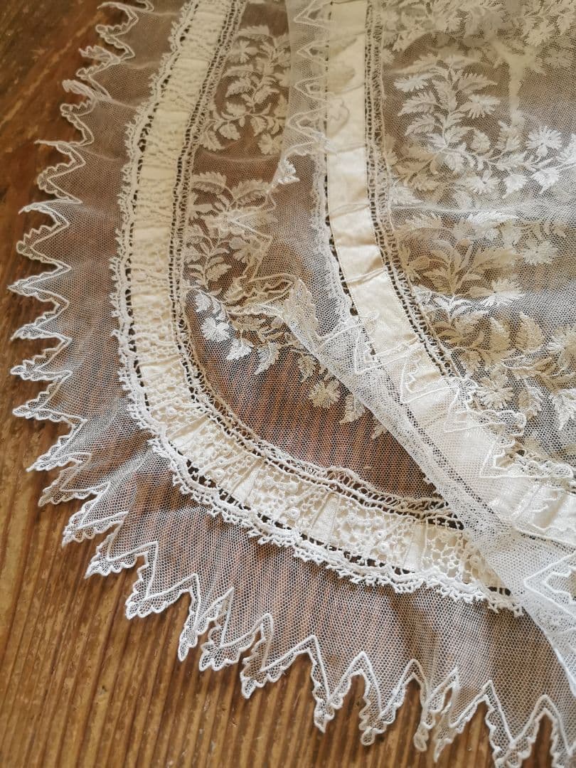 追加画像✵アンティークフランス シルクリボン＆スカラップレース 花刺繍ドイリー